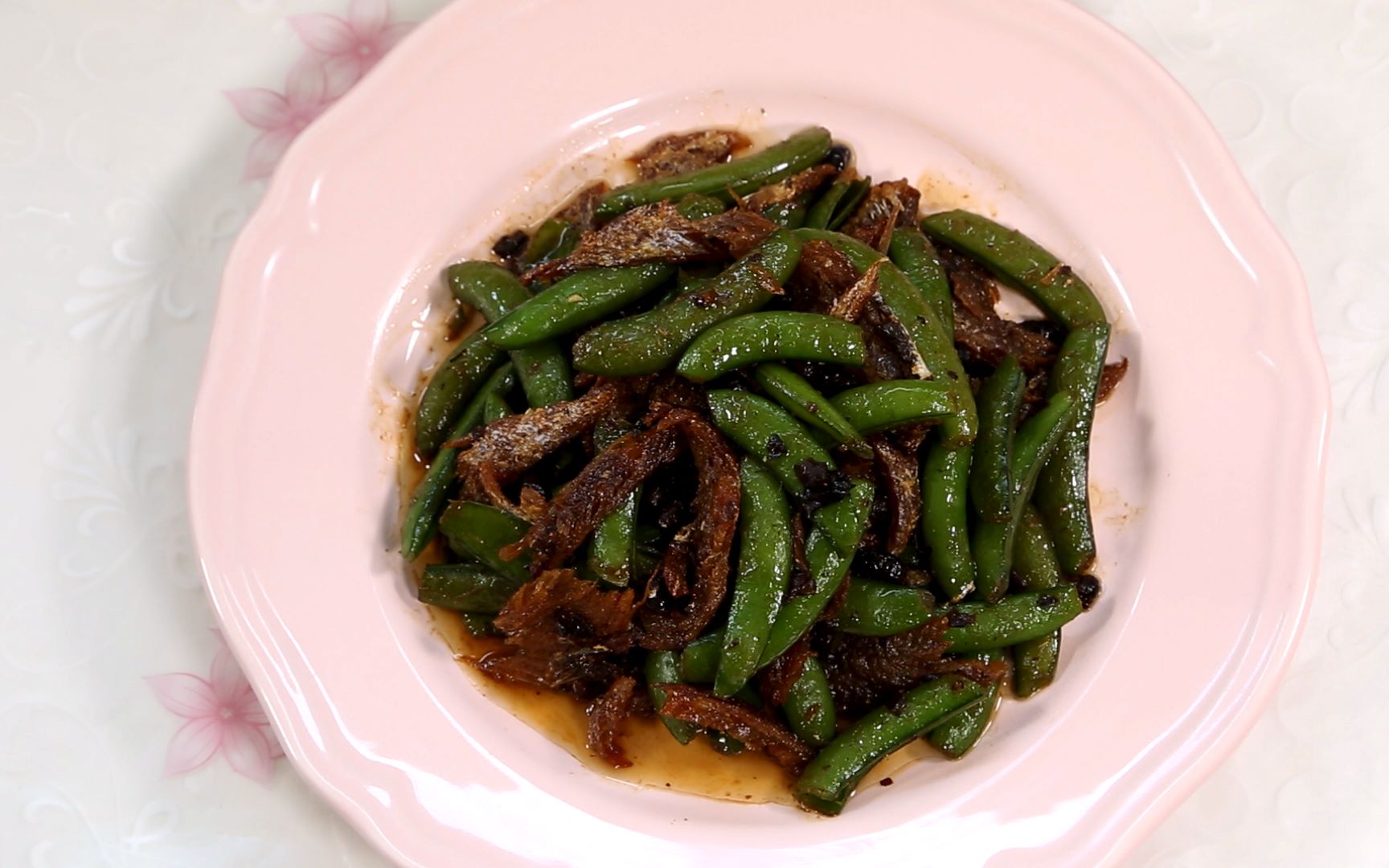 【小珠酱美食】豆豉鲮鱼与荷兰豆搭配出来的味道,是春天野炊的味道.