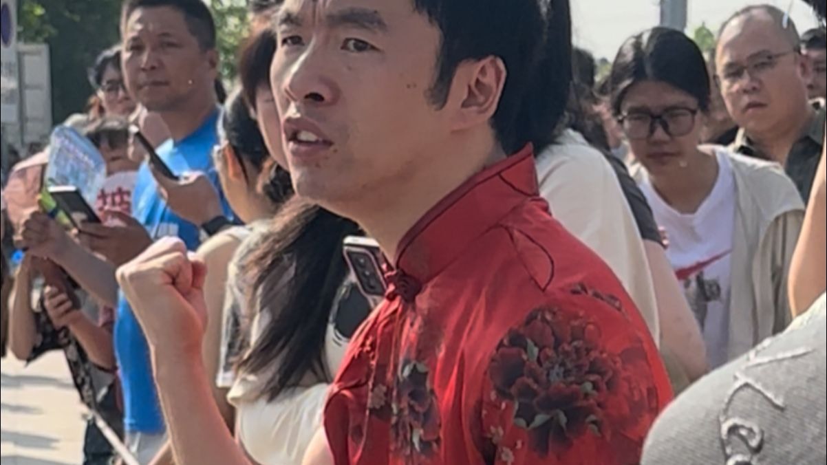 “我孩子考了682分，谢谢你！”脑瘫老师辅导考生考出好成绩，他也曾因父亲早逝、高考失利感到心灰意冷，“高考决定不了人生的未来，如果失利了，就去争取下一次胜利”