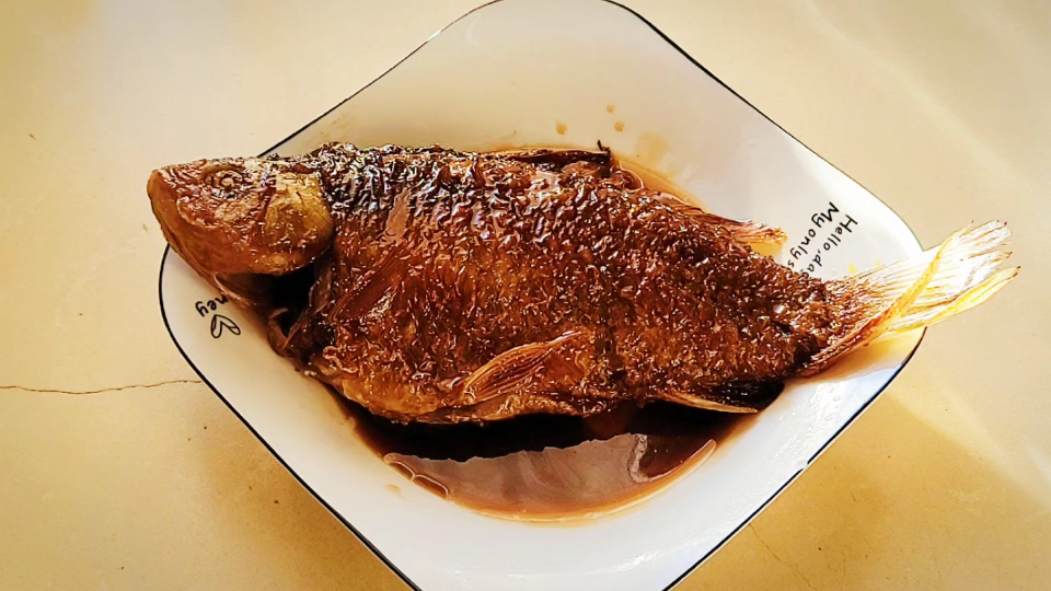 糖醋鲫鱼,颜色红亮,酸甜可口,外焦里嫩,1分钟教你在家做大厨