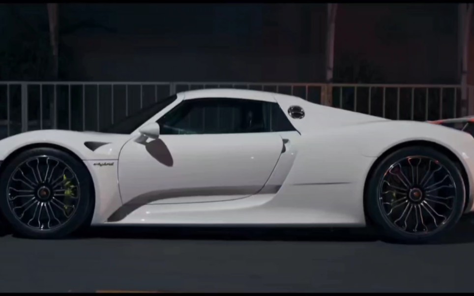 白色骑士保时捷918