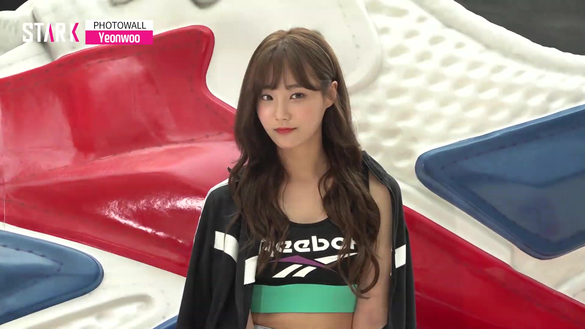 女神李妍雨终于出来参加活动了,依然是那么美,气质清新脱俗