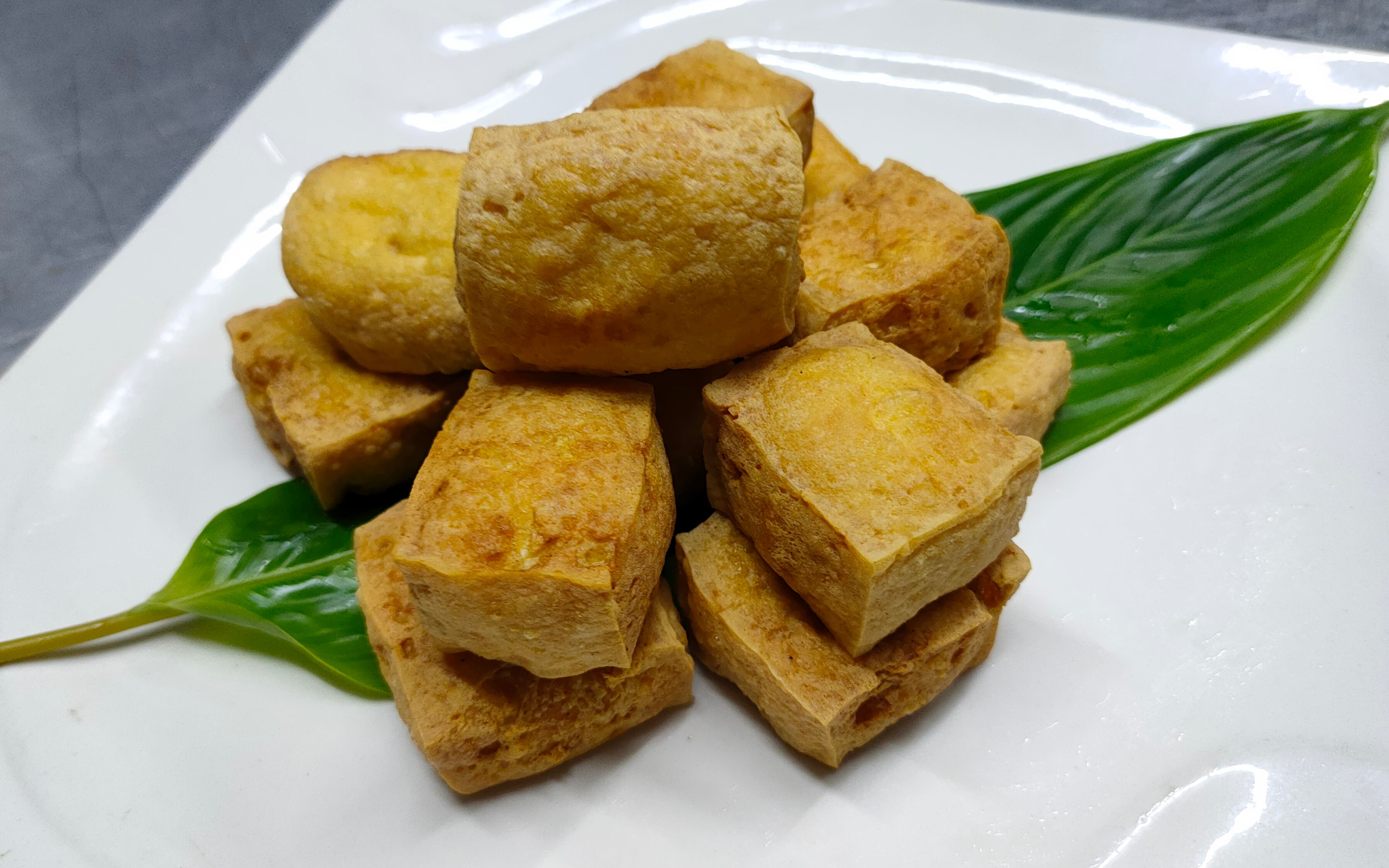 大厨分享油炸豆腐简单又好吃的做法,外酥里嫩,大人小孩抢着吃