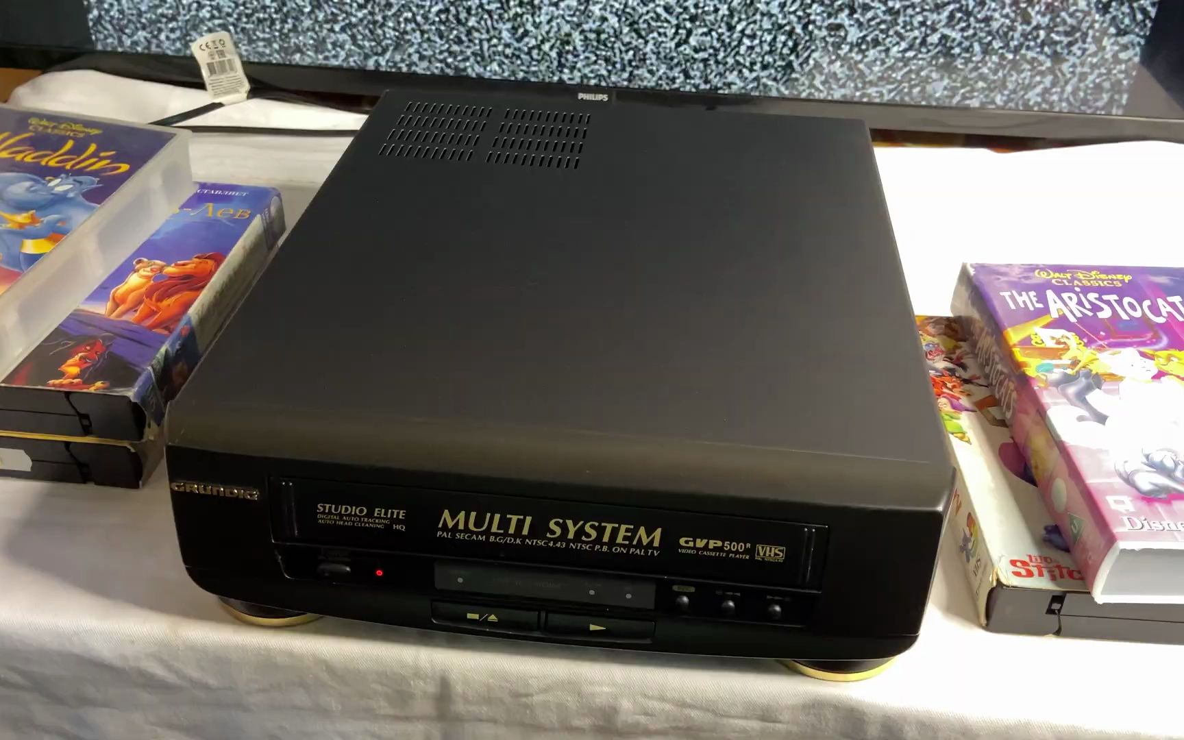 古老的机器,检查录像机/录像带上的 vhs 迪斯尼动画片