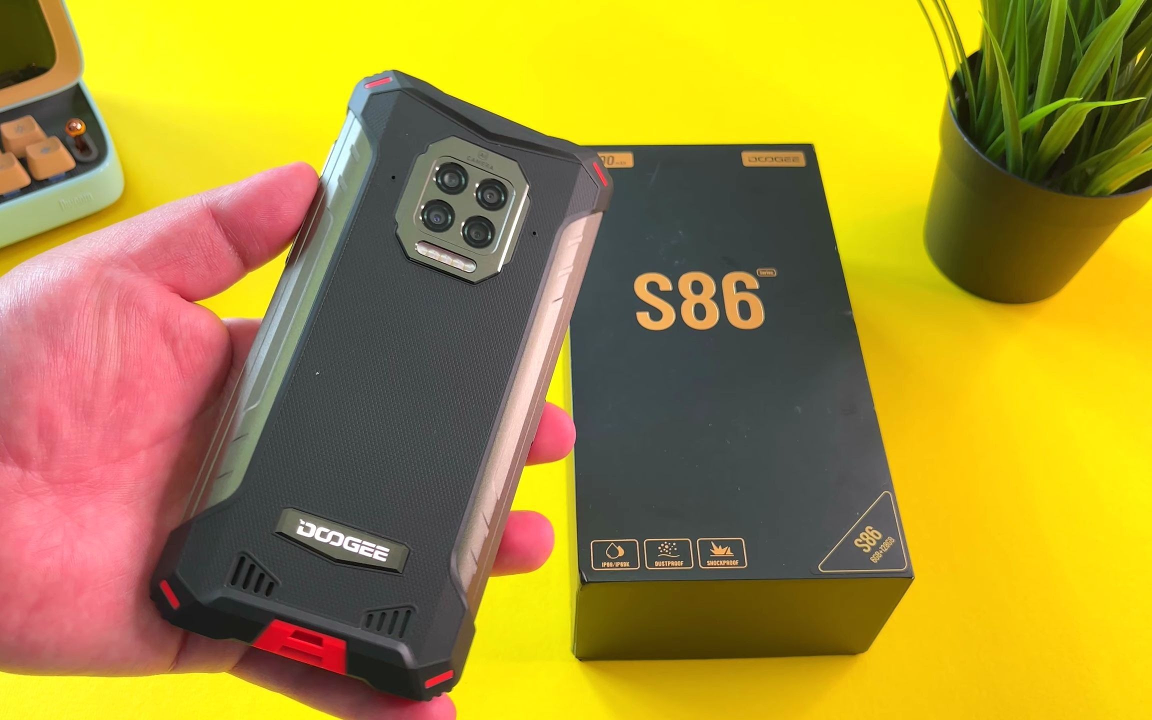 【手机开箱】道格doogee s86智能三防手机开箱评测,8500毫安时电池的