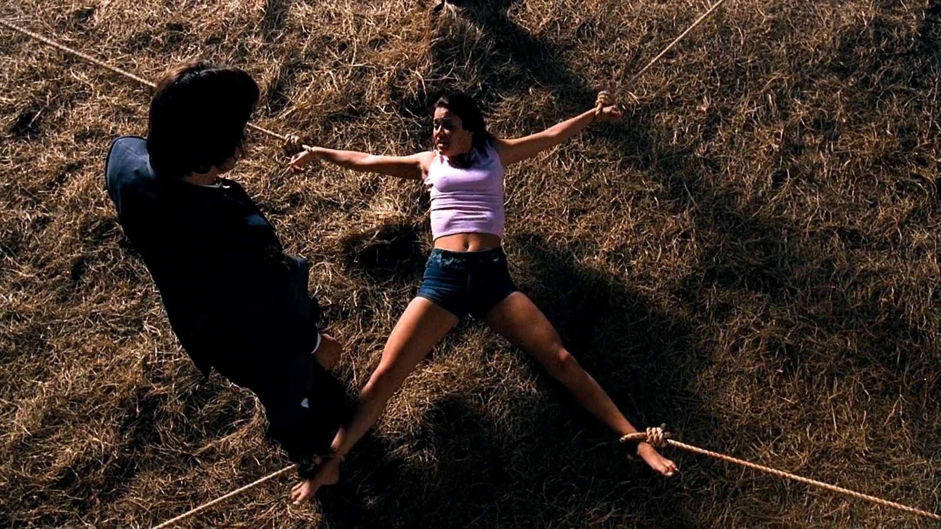 游客到隐世村庄游玩,不料村民全都是食人魔,最后吃光了所有人!