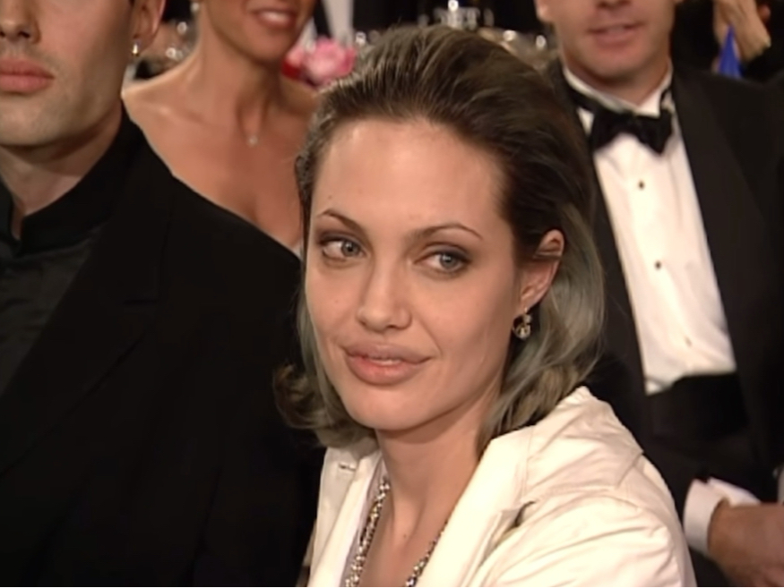 2000年,演员安吉丽娜朱莉 Angelina Jolie凭借电影《移魂女郎》获得第57届美国电影电视金球奖电影类剧情类最佳女配角奖哔哩哔哩bilibili