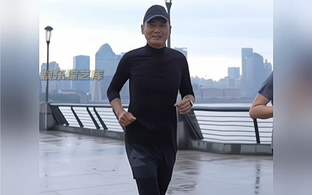 网友在 #上海外滩偶遇周润发晨跑 真是许文强重返上海滩,67岁的