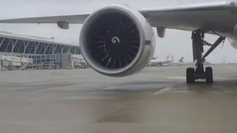 Скачать видео: 实拍B777雨后启发水龙卷