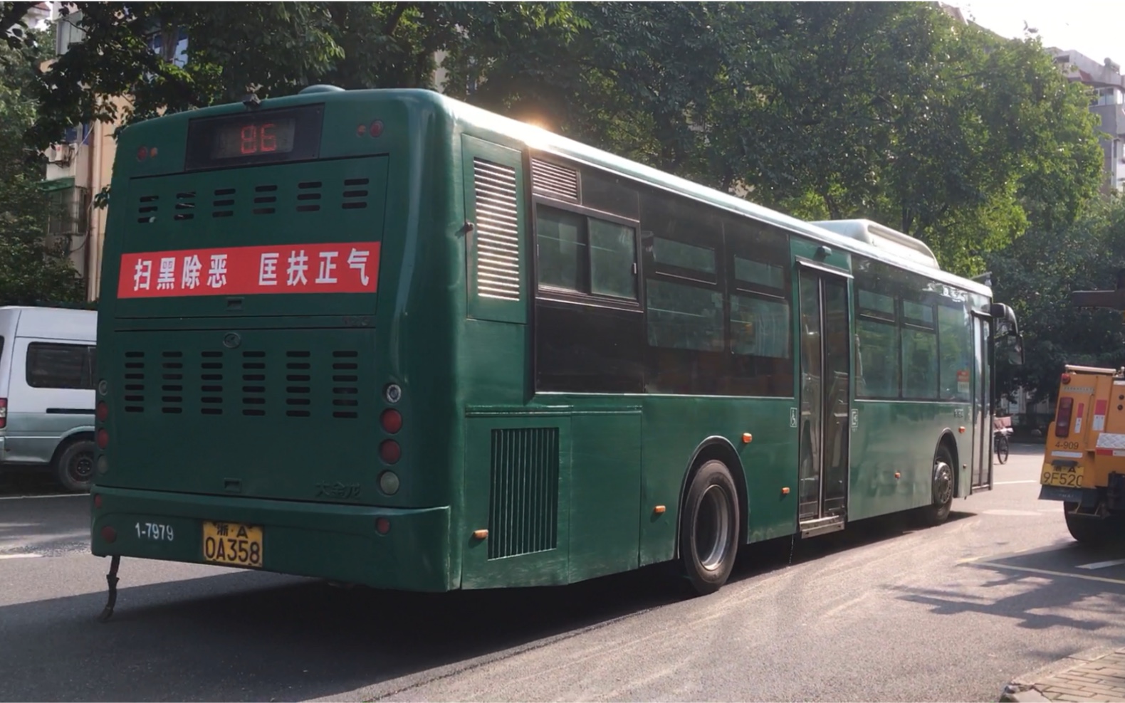 杭州公交 xmq6121g2 86路 1-7979 景芳小区出站起步