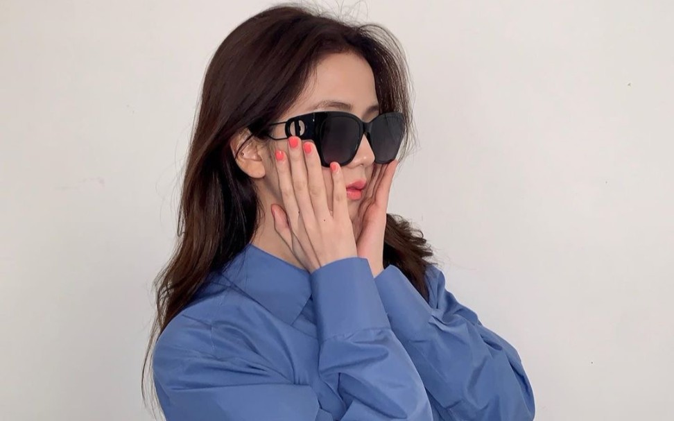 金智秀新鲜的jisoo戴墨镜的秀秀子就是坠dior的
