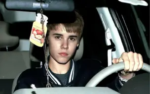 Télécharger la video: 【Justin Bieber】这组图的来源…现在看到还是会窒息的程度…难以想象他承受的压力…Lonely这首歌远远不够