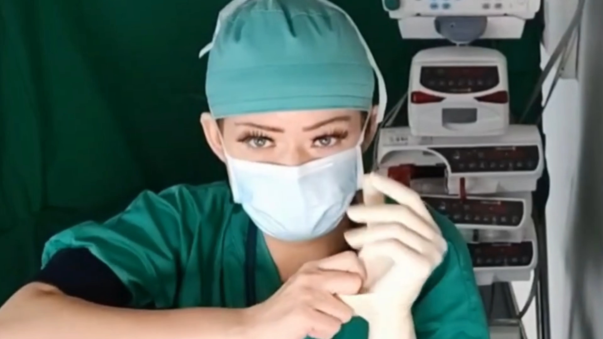 护士姐姐戴口罩手套,准备手术