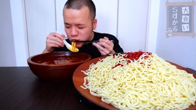 日本吃播:大胃王挑战吃辣面条,那辣味能和四川人吃辣比吗?