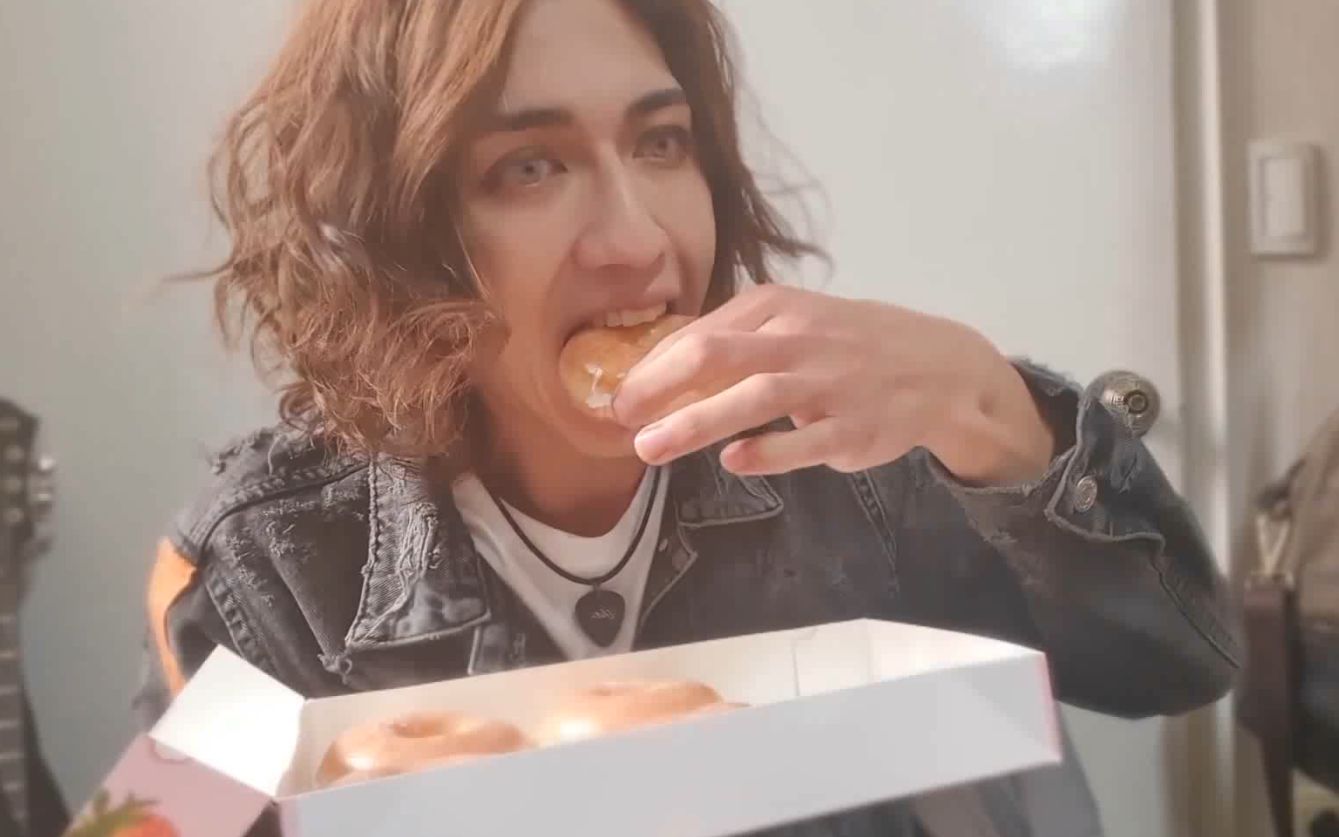 drum尊人美话少甜甜圈吃播点好外卖再打开下饭中字victor棒棒糖敲鼓鼓