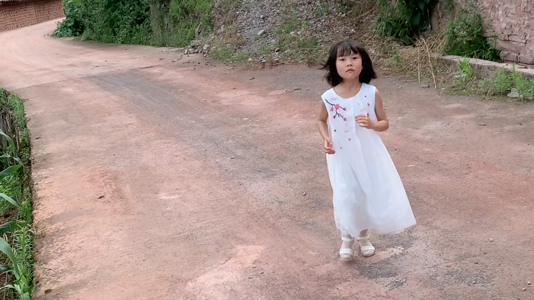 这是我姑姑的女儿,长这么大了