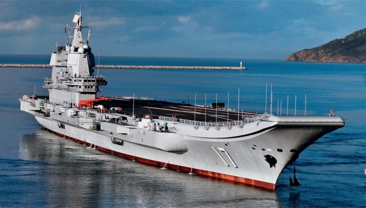 山东舰航母编队穿航台海 台防务部门紧盯