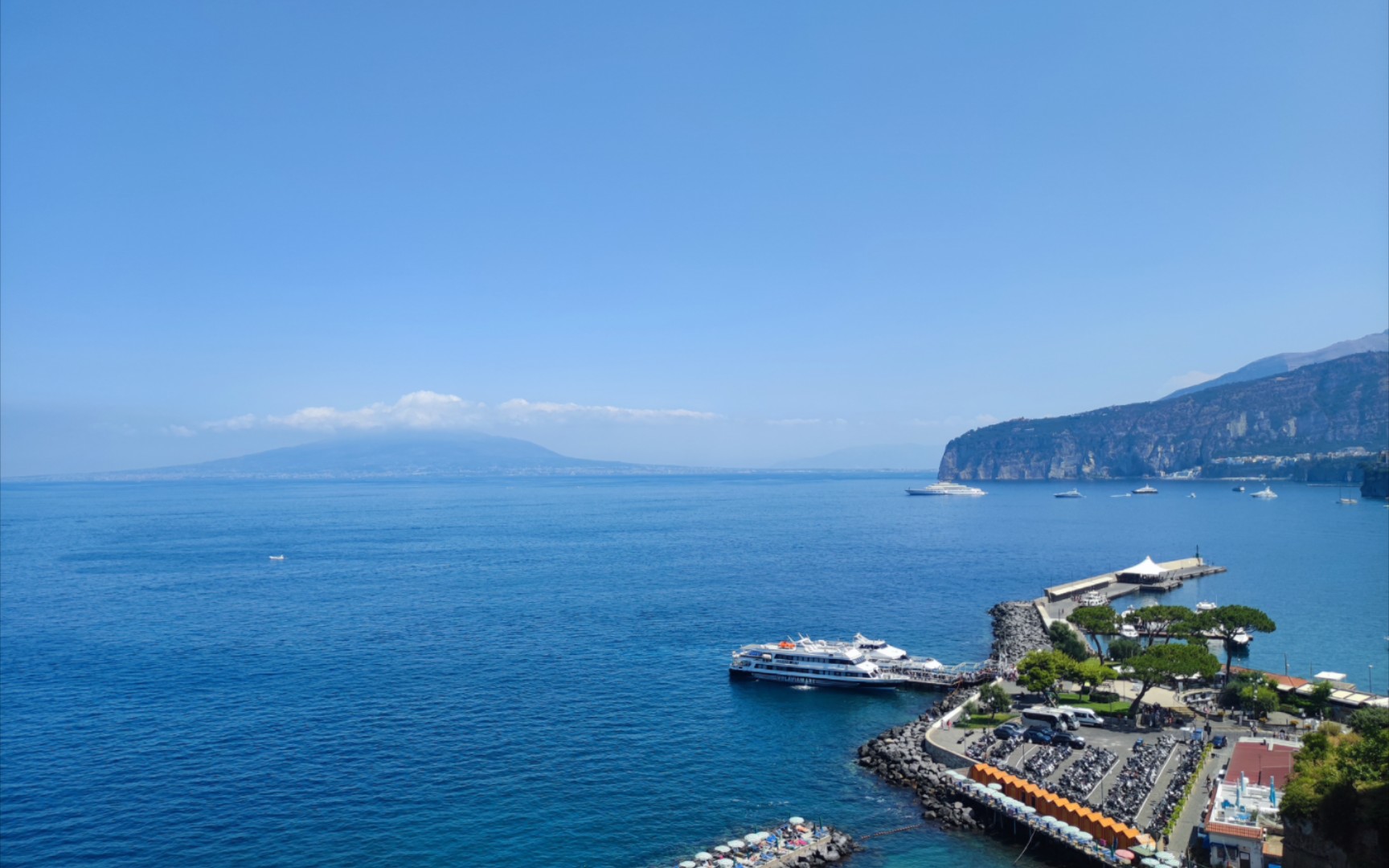 意大利那不勒斯海岸线沙滩