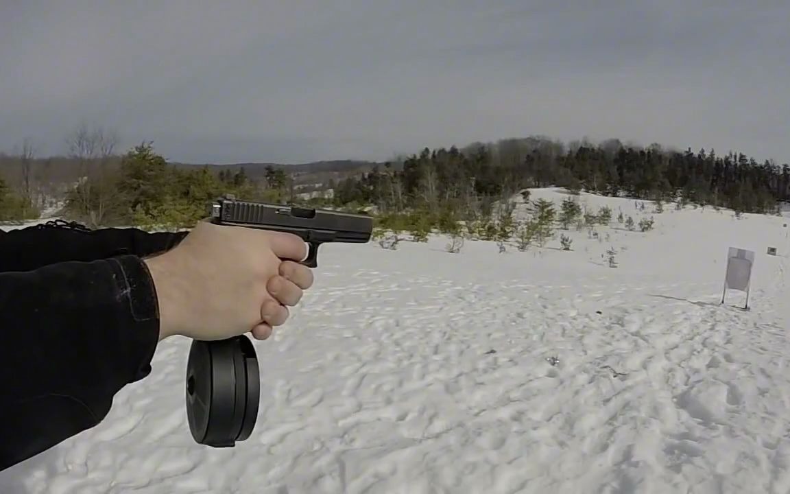 小巧玲珑的全自动格洛克17式手枪实弹射击测试