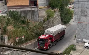 Скачать видео: 半挂车都赶在下暴雨前出发，不然就得过夜了#半挂车 #卡车 #怪弯