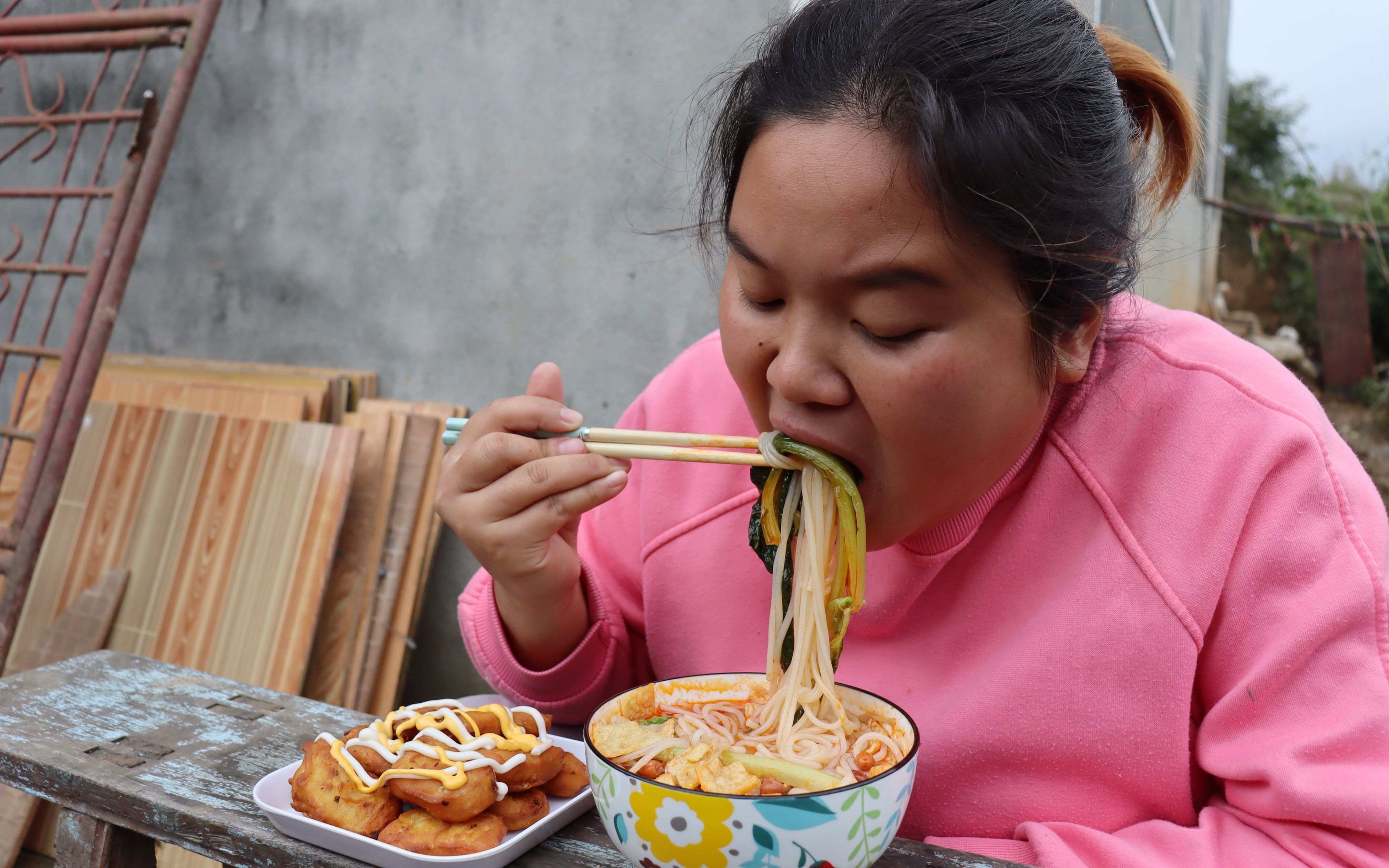 小路去村里吃好的,小婷都快饿瘦了,赶紧吃包螺蛳粉炸鸡块解解馋