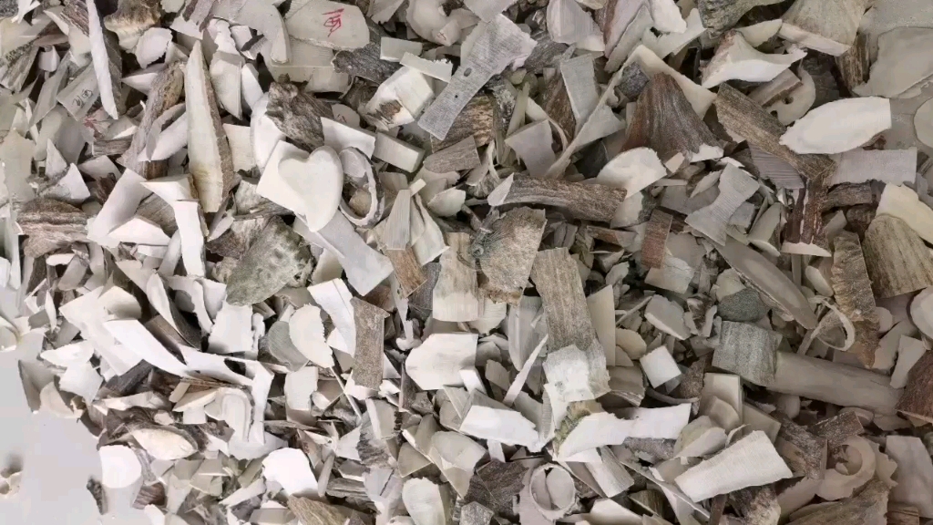 鹿角碎料研磨打粉,煲汤入药均可提升药用价值,今有现货,有意者可私聊