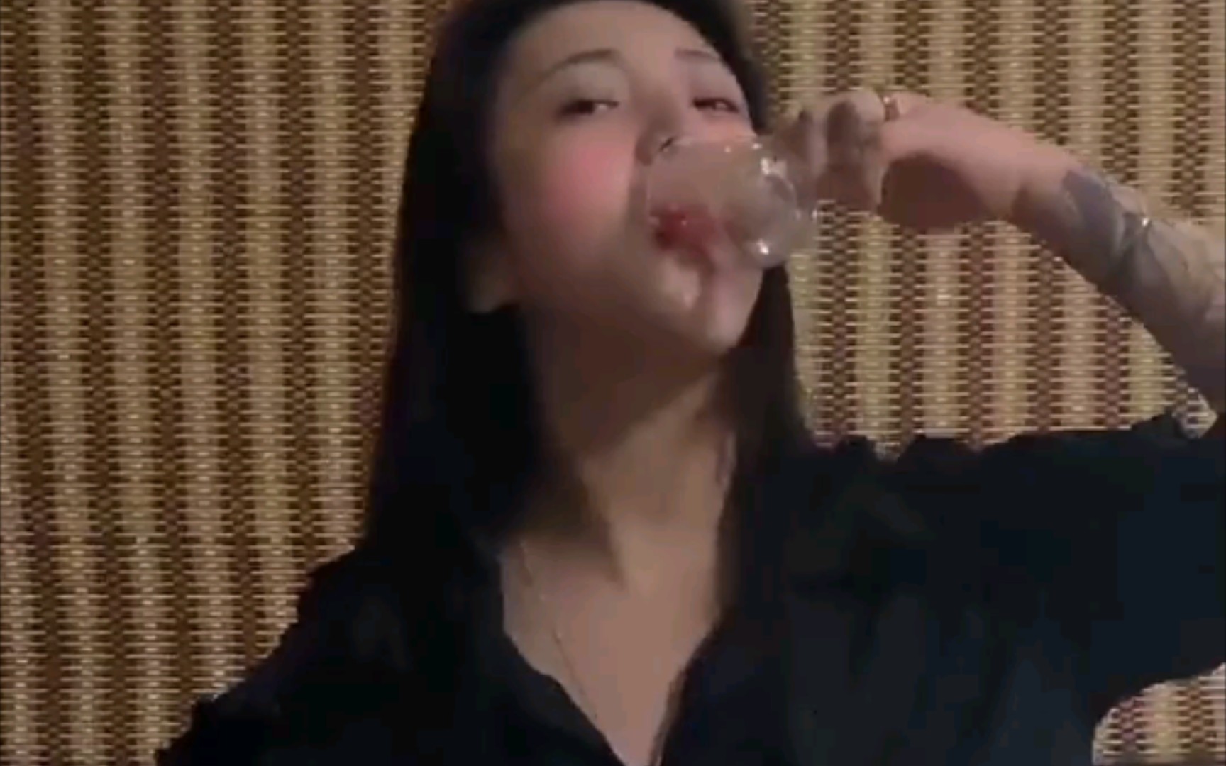 [图]挺好看的女酒蒙子