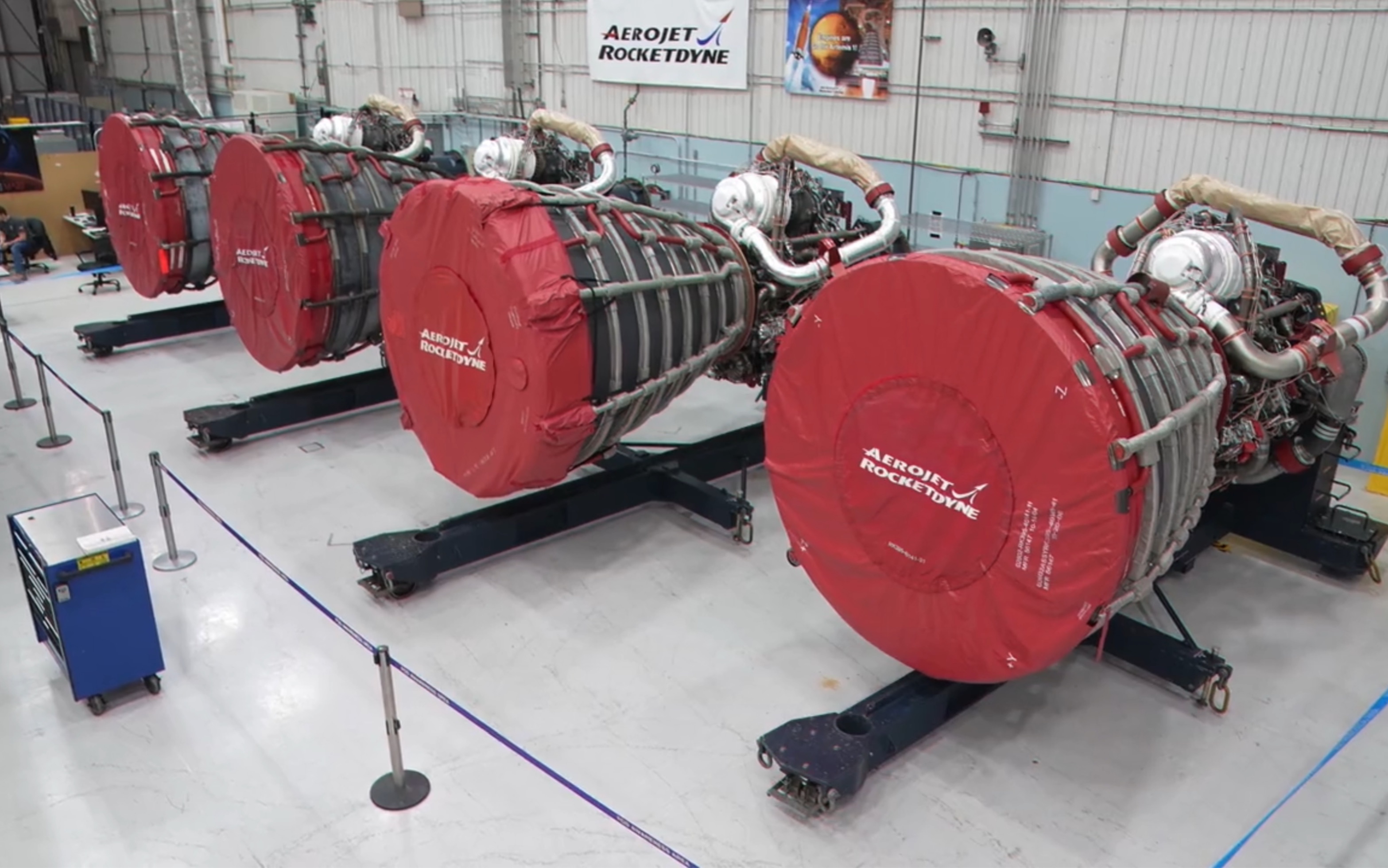 阿尔忒弥斯2号任务sls火箭开始组装,运送rs25发动机.