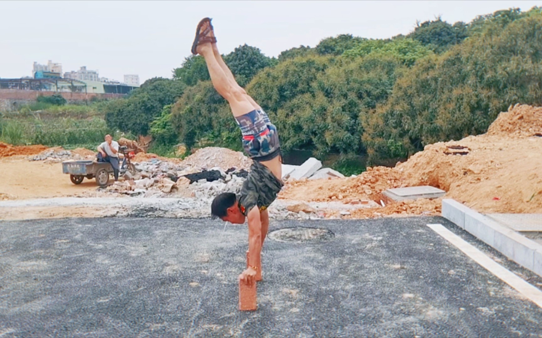 街健高平展示砖头倒立,包工头直言不许拍