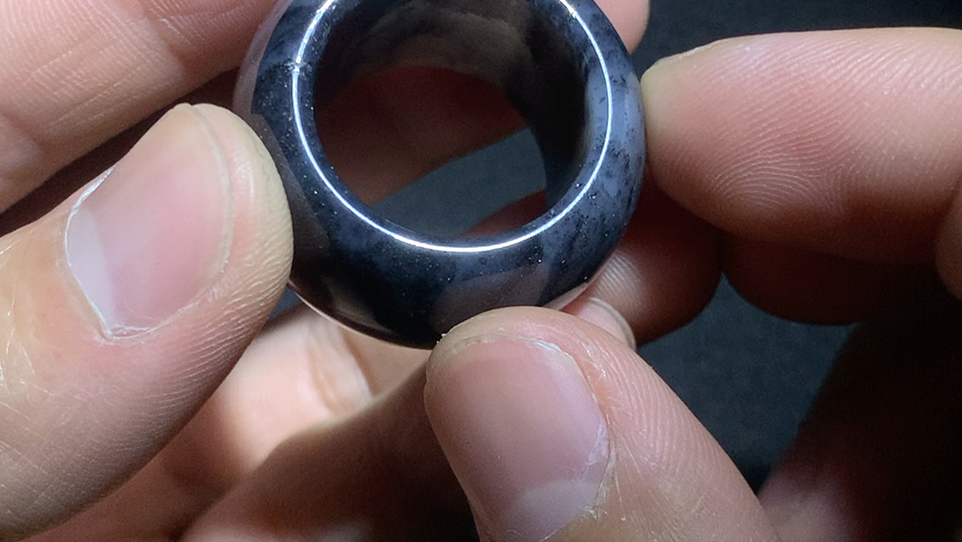 和田玉籽料青花扳指 点墨浓郁 肉质细腻油润 浑然天成 犹如漫天星辰戴