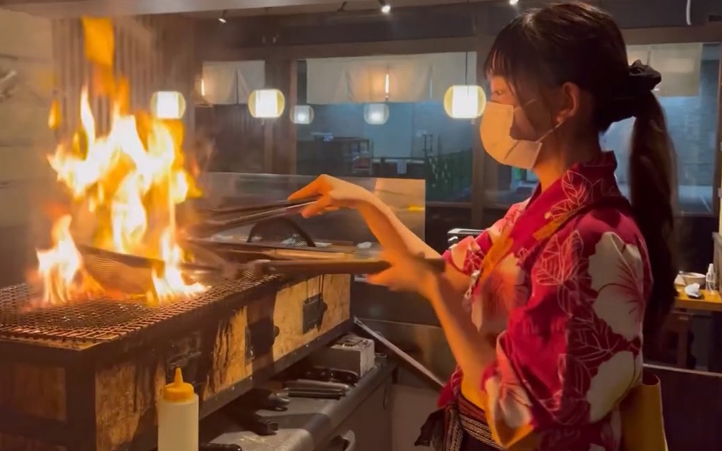 [图]日本街头美食：一群不到25岁的年轻人合力打理居酒屋，主打新鲜海鲜，凌晨仍然爆满