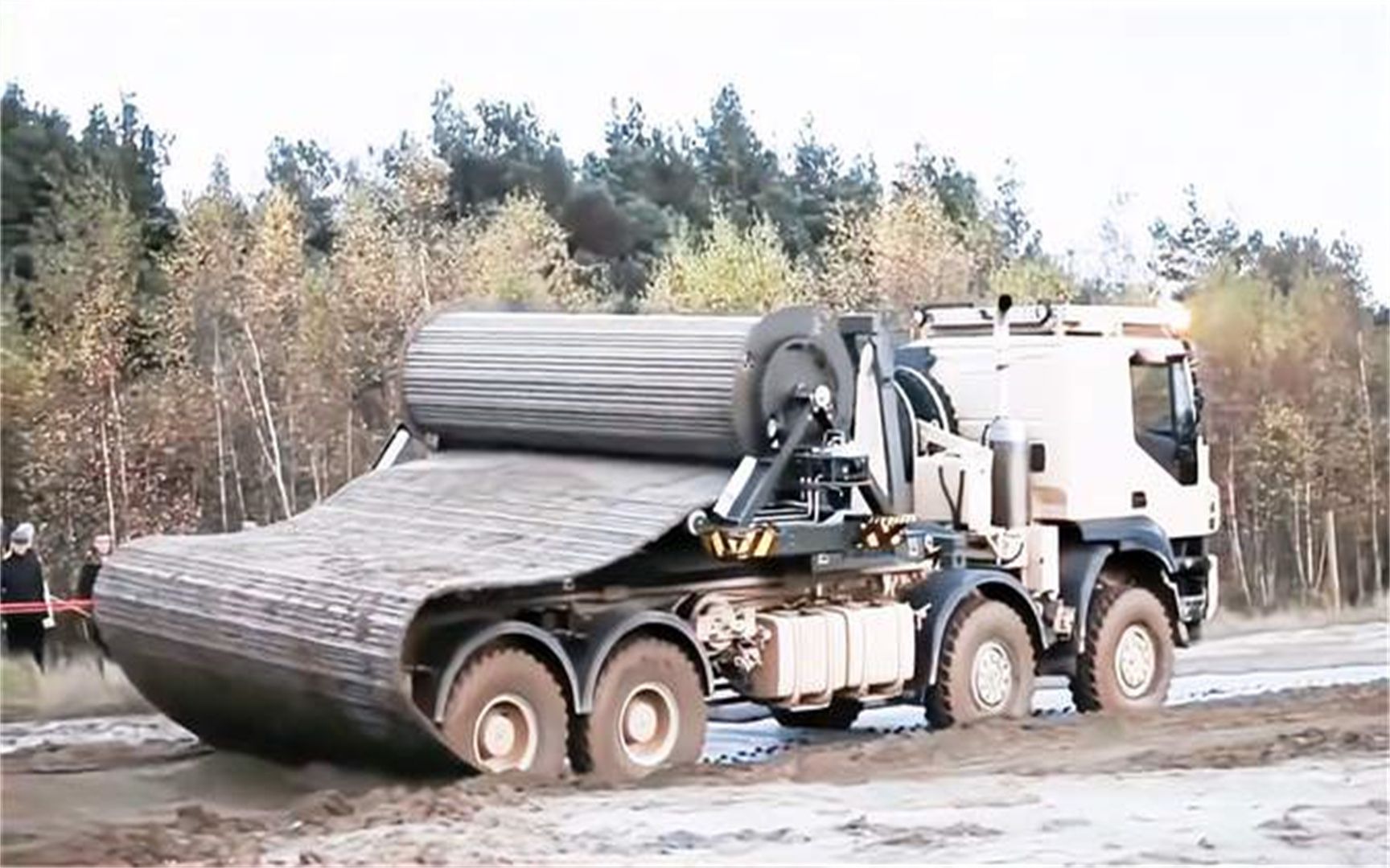 国外发明新式铺路车,泥路一秒变高速,飞机坦克都能过1