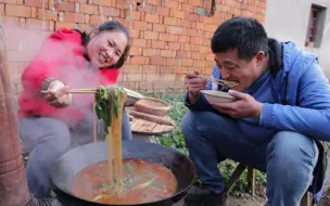 Скачать видео: 老公嘴馋，胖妹3斤羊腿炖火锅，加4种配菜，又香又辣，吃过瘾