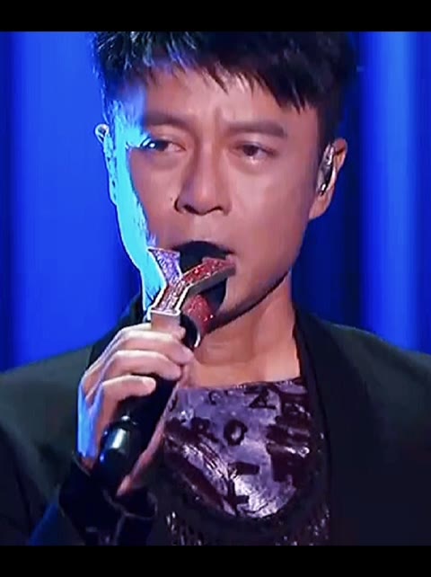 李克勤携手周深,演唱《大会堂演奏厅》开口跪现场!