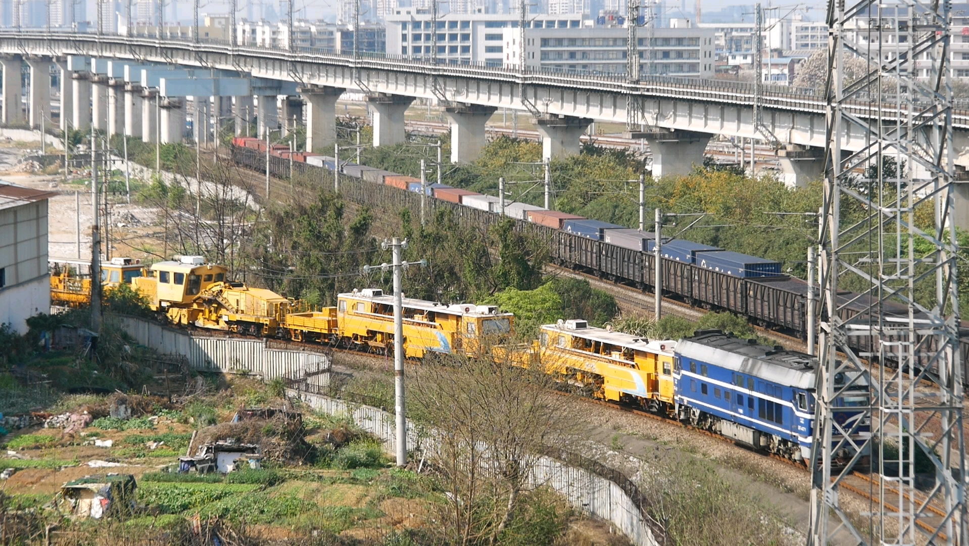 宁局柳段大蓝猫57049拖曳大机列车返回木材防腐厂专用线进入大机存车