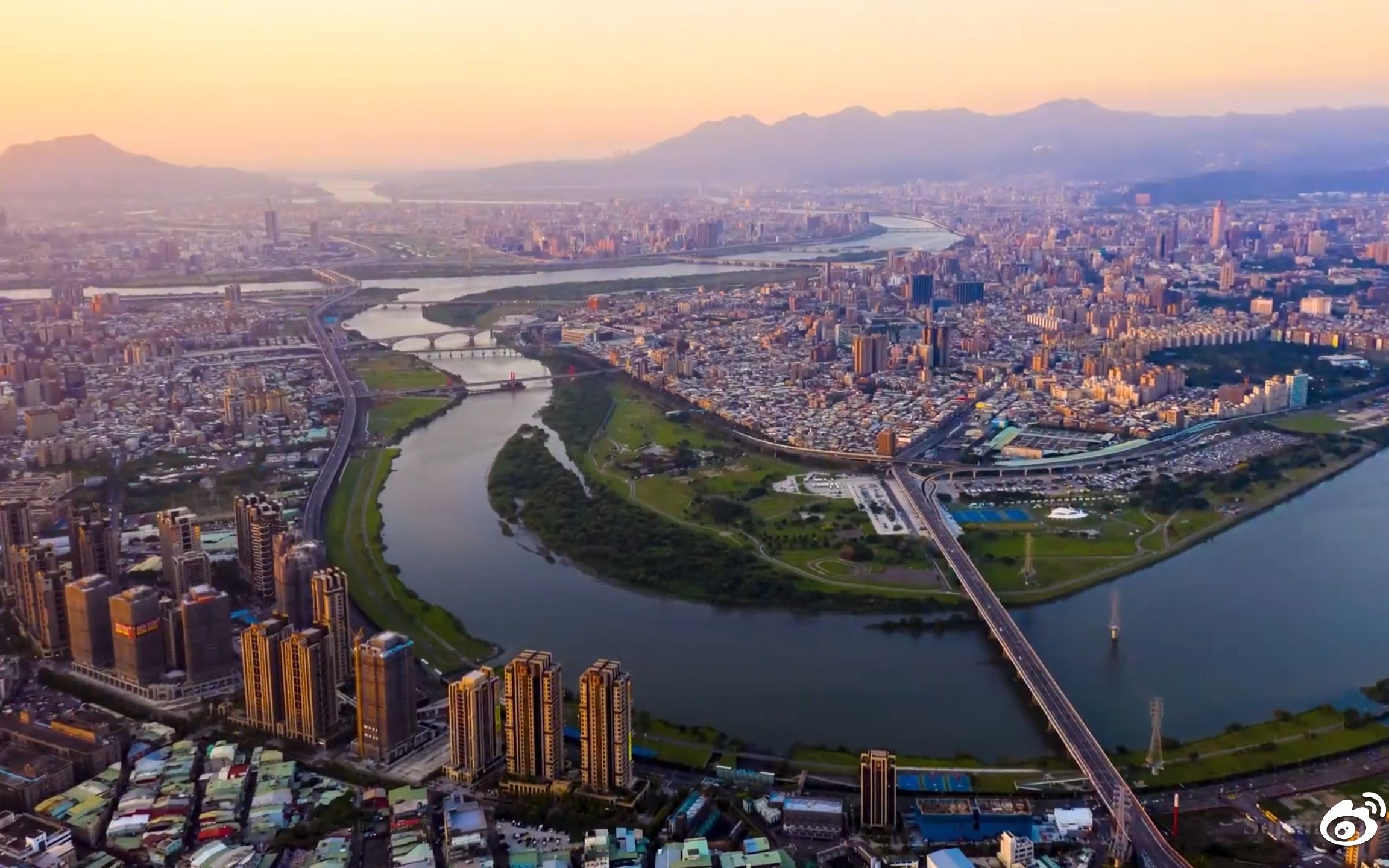 中国台湾省台北地区,夜空下金光闪耀,世界级一线城市