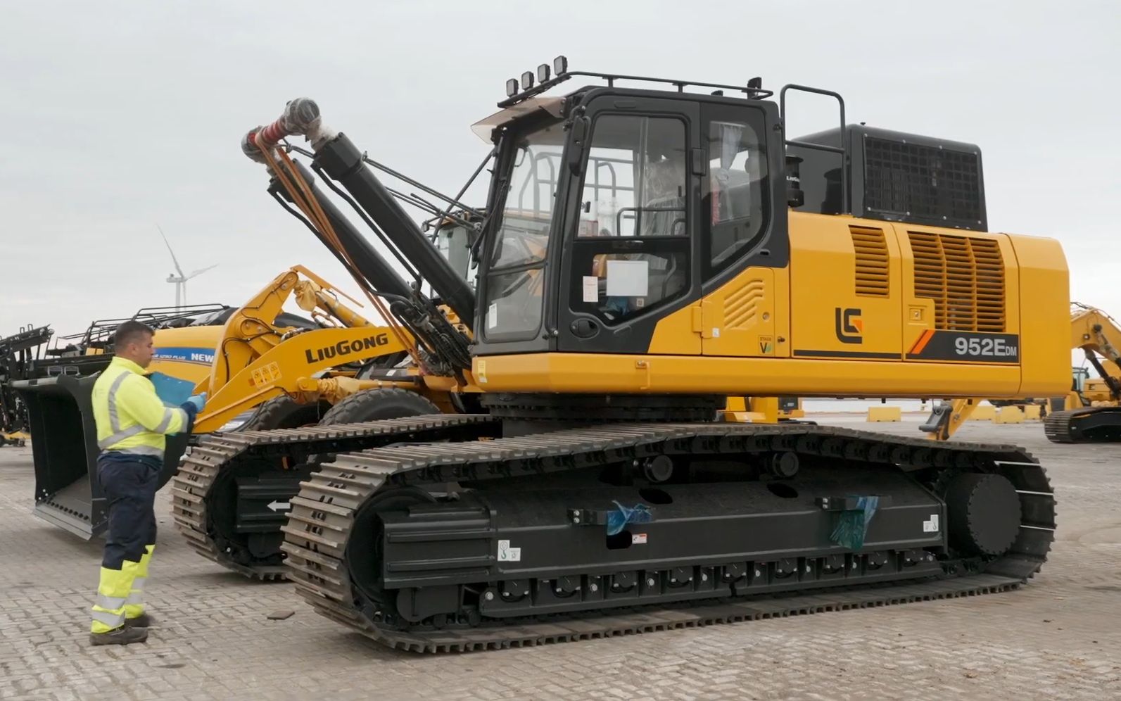 柳工liugong 952e dm 长臂挖掘机交付欧洲