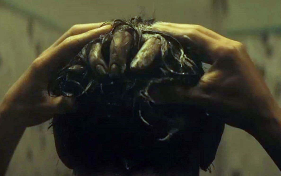 男子遭到神秘诅咒头发里竟然伸出鬼手这部电影太吓人