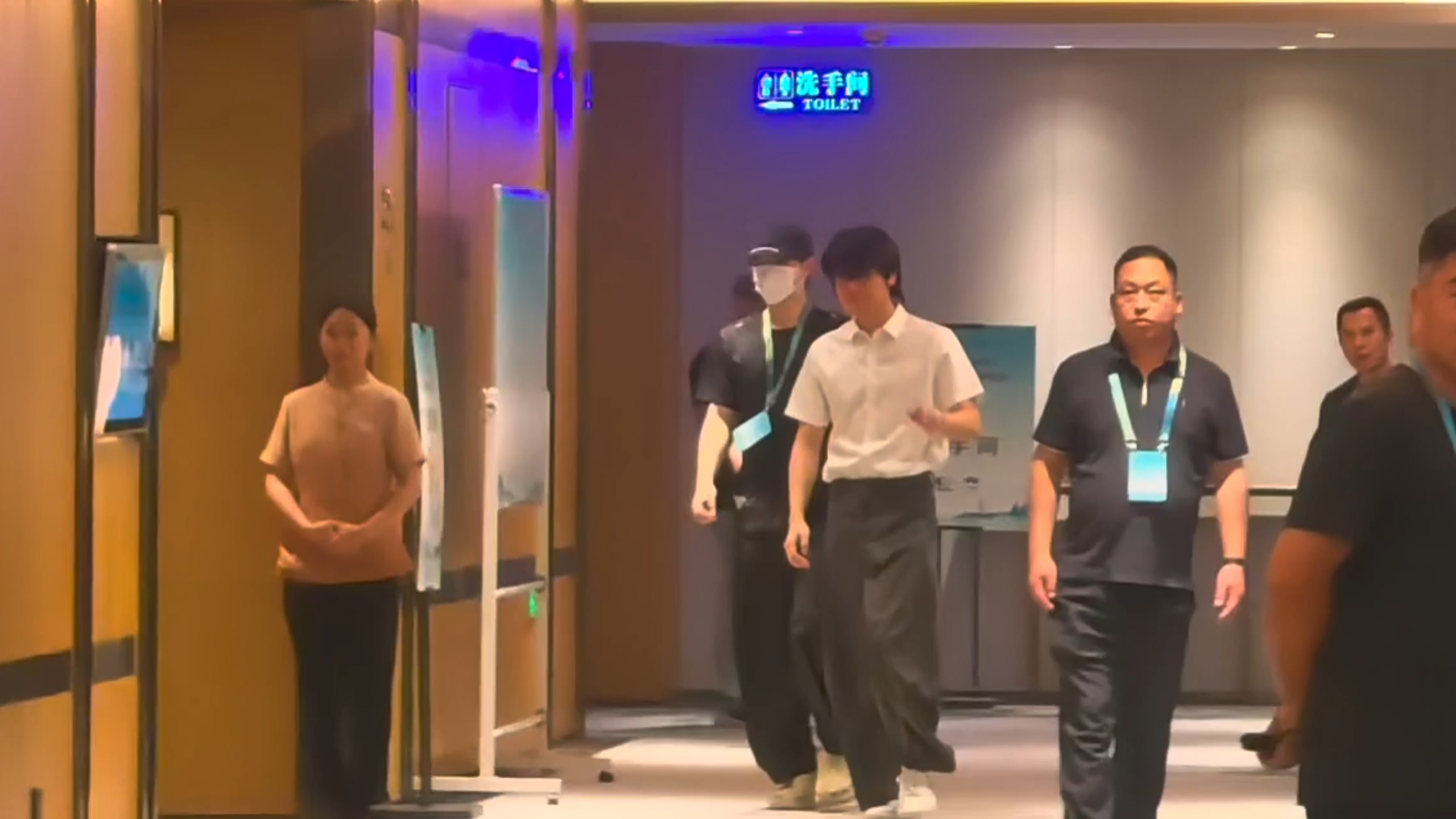 柯洁王中王夺冠后颁奖典礼帅气入场！