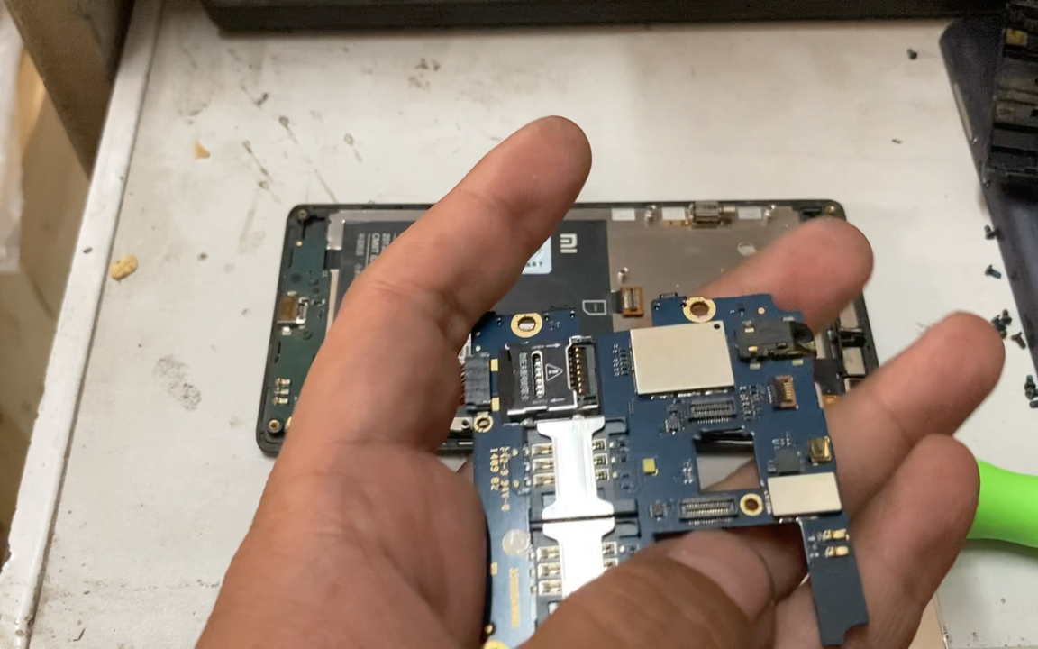 小米红米1s非专业拆机,2014年899元的红米手机内部做工如何?