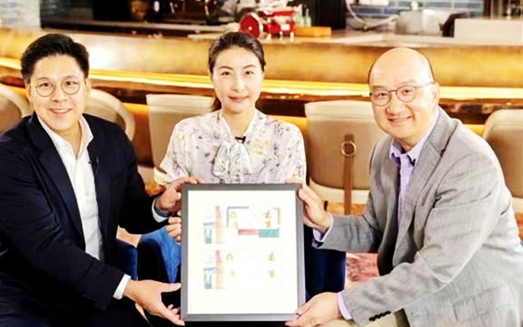 郭晶晶与霍启刚合照,女方汉服出场站c位,手部却显老态暴露年龄