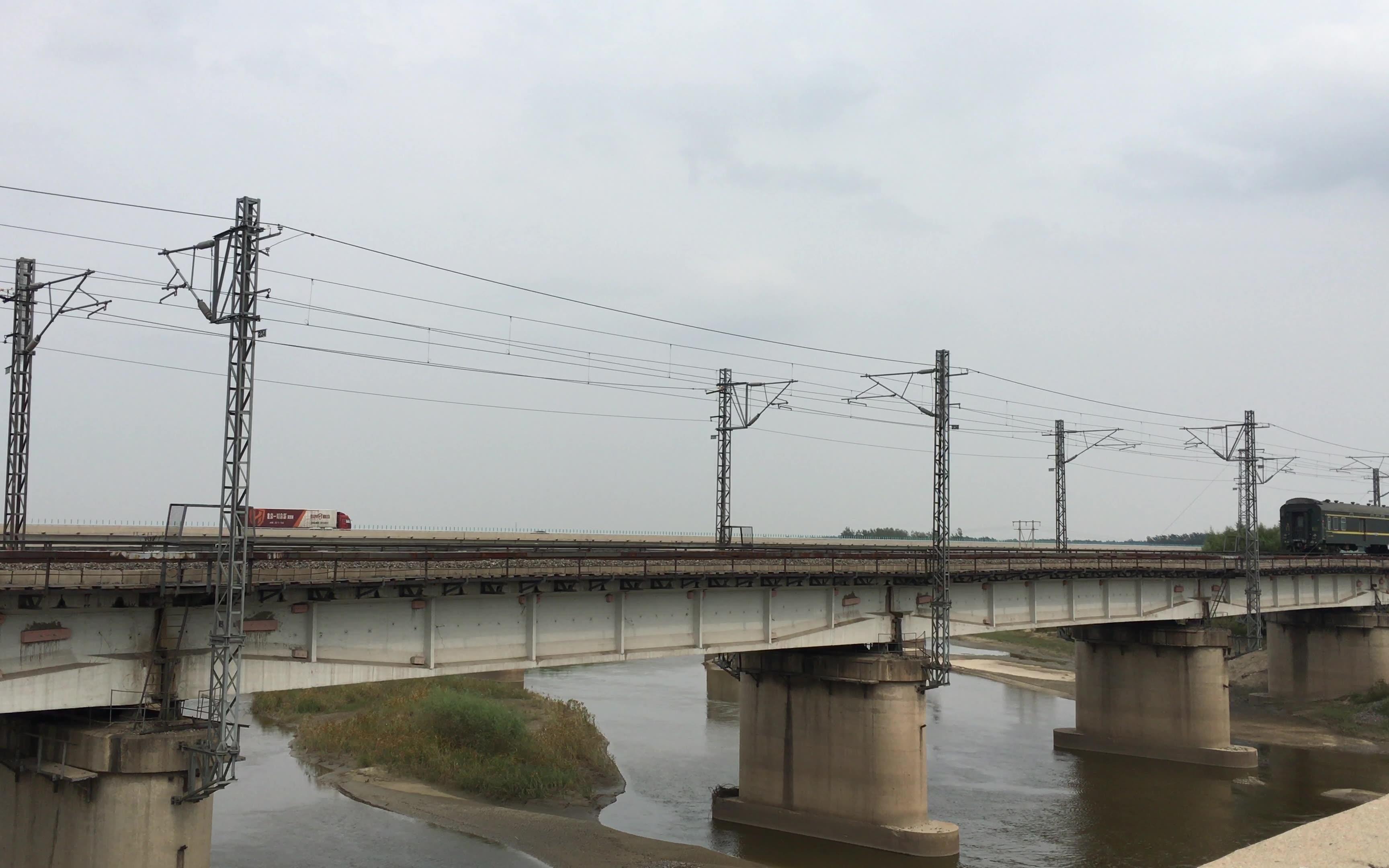 df4d0218牵引客车通过沈山铁路巨流河特大桥