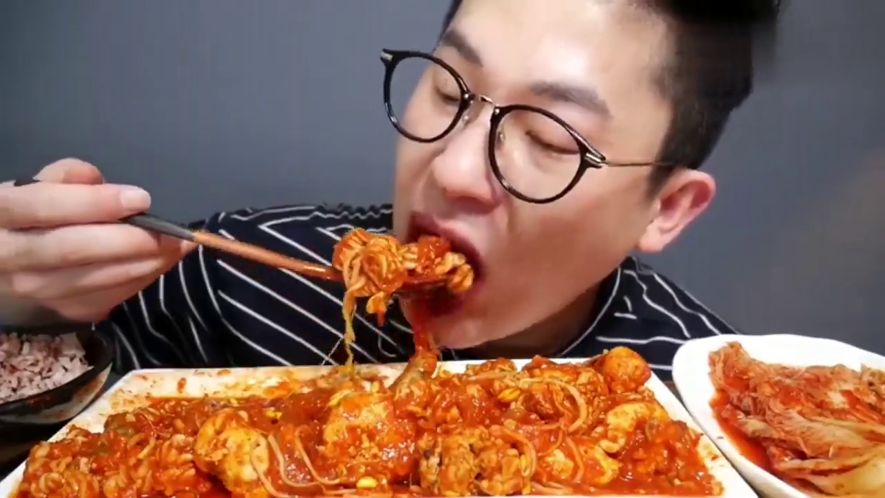 韩国吃货大叔,吃粉条,辣白菜,米饭,大口大口的吃,太馋人了_哔哩哔哩