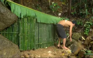 Скачать видео: 小伙真是牛到姥姥家了，在丛林小溪旁建造竹屋，躲在里面睡觉是真凉爽