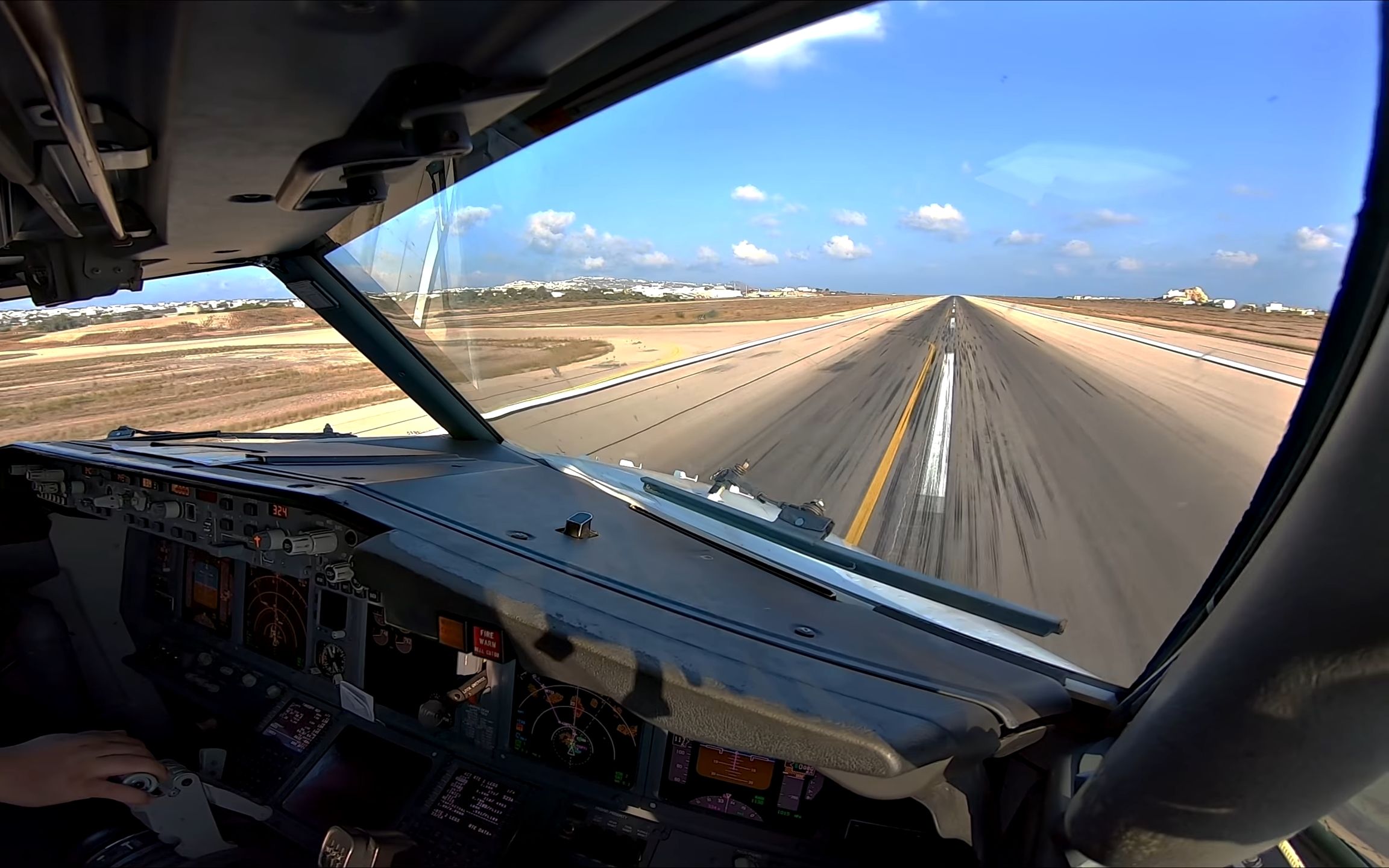 [图]【驾驶舱POV】波音737-800从希腊圣托里尼岛起飞爬升 Boeing 737-800 Takeoff from Santorini Island 4K