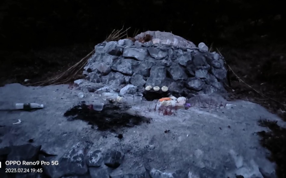 广西桂林农村的坟地,阴森森的,感觉好恐怖,晚上看着都瘆得慌,我真的