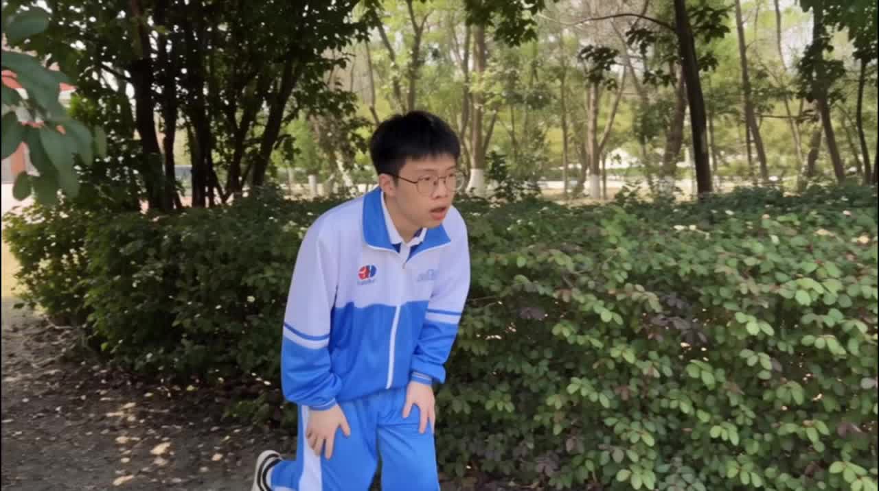 调皮儿子不去上课，老爸只能戴上面具代替儿子去上课。