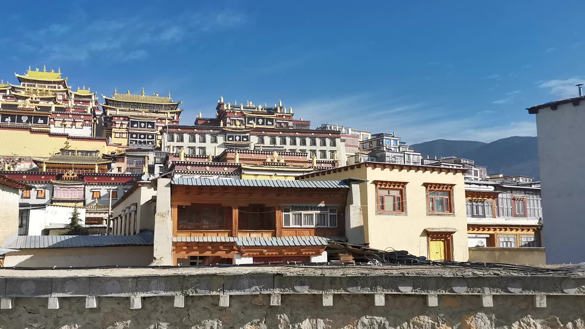 云南的小布达拉宫,香格里拉的百年寺院