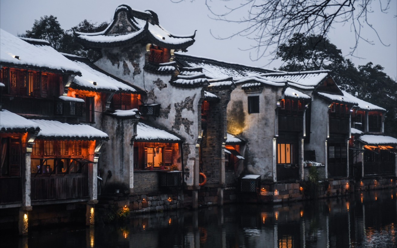 [图]"青瓦长忆旧时雨，朱伞深巷无故人。"