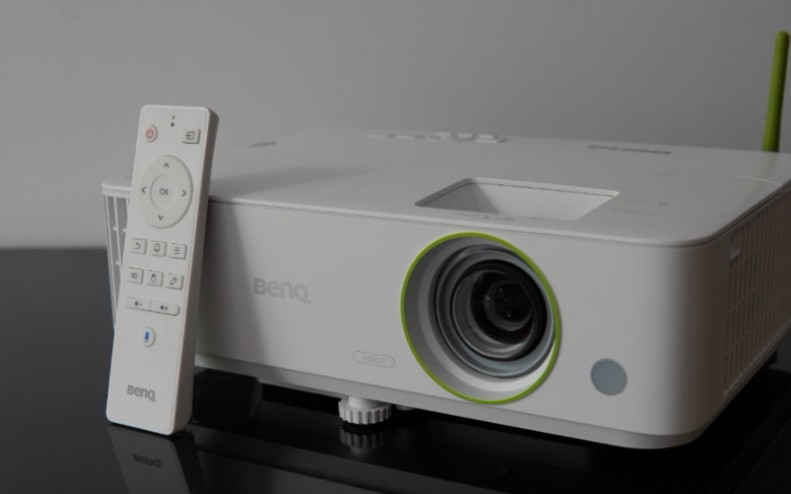 别看了,办公首选投影仪就是他了--明基e582智能投影仪体验报告(科技小