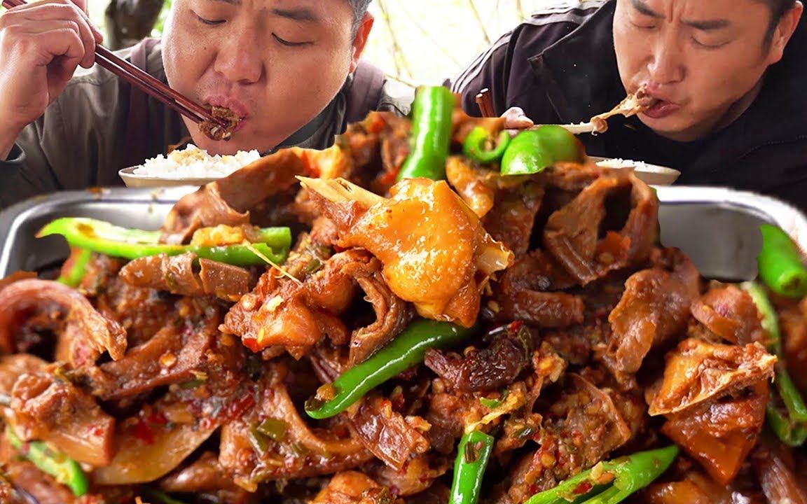 二哥挖点野葱整5斤鸭子大铁锅一顿软烂入味一口咬下去真过瘾